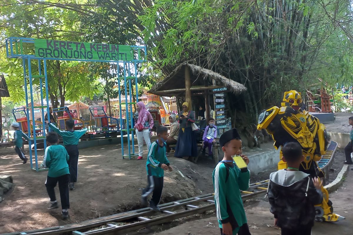 Wisata air Gronjong Wariti di Desa Mejono, Kecamatan Plemahan, Kabupaten Kediri, Jawa Timur.