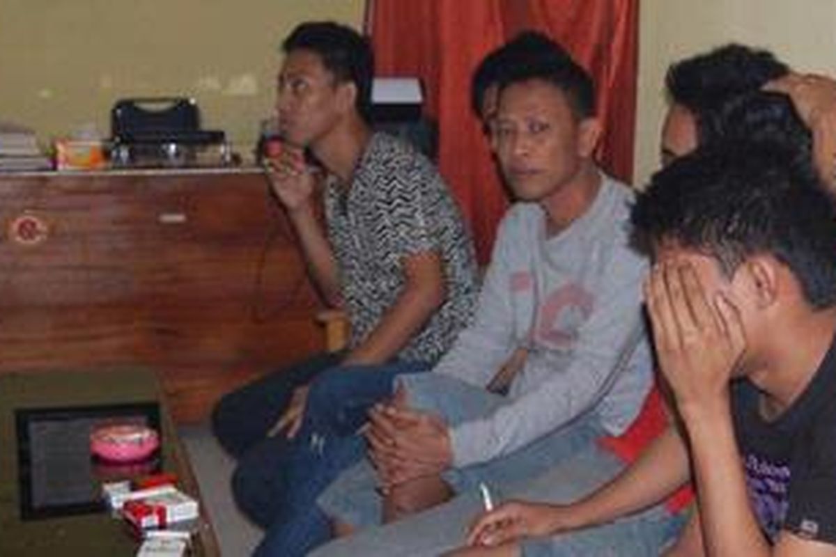 Enam tahanan penghuni Lapas Kelas II B tengah menjalani pemeriksaan di Mapolres Bone lantaran terjaring razia narkoba di dalam Lapas, Kamis (30/8/2012).