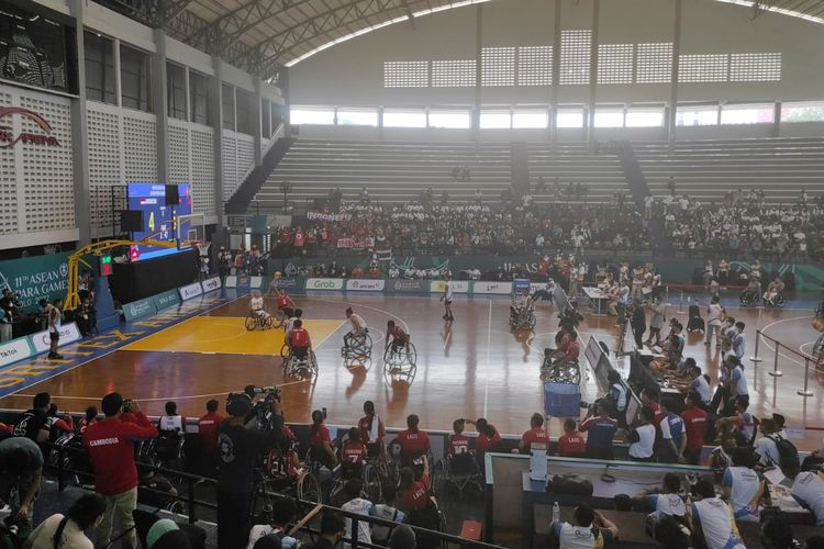 Suasana pertandingan cabang olahraga basket kursi roda atau wheelchair ASEAN Para Games 2022 di Sritex Arena, Solo, pada Minggu (31/7/2022).