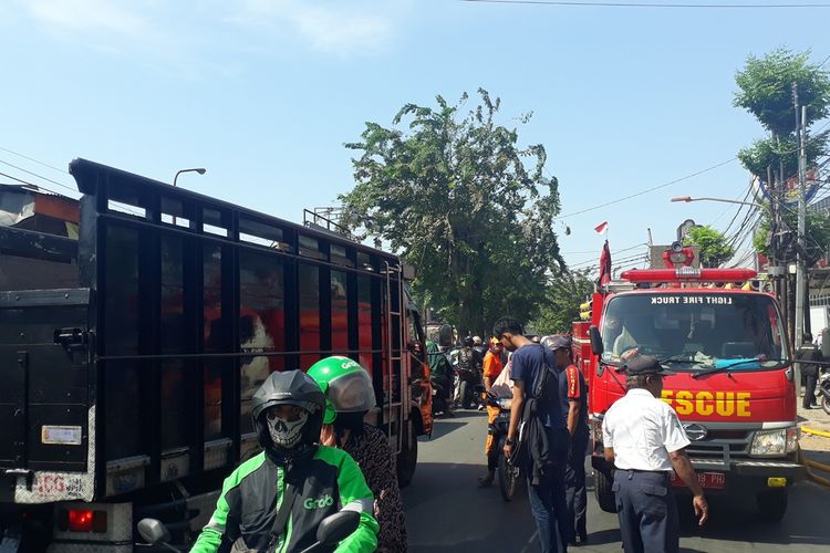 Arus lalu lintas di Jalan Pahlawan Revolusi, Duren Sawit, Jakarta Timur, tersendat akibat adanya kebakaram di bangunan di kawasa Rutan Pondok Bambu, Jumat (4/10/2019).