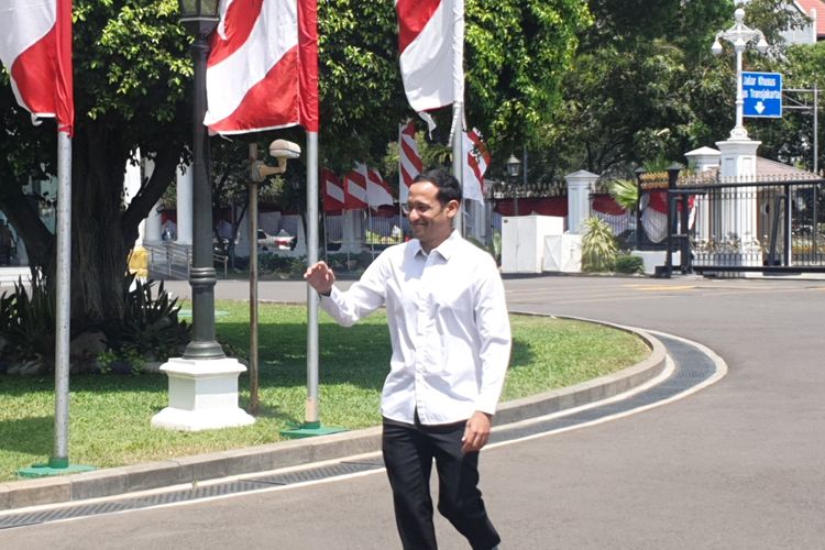 Bos Gojek Nadiem Makarim datang ke Istana Kepresidenan, Jakarta, Senin (21/10/2019), dengan mengenakan baju putih lengan panjang. 
