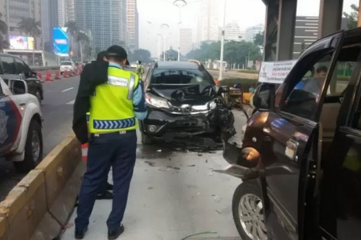 Dua mobil yang bertabrakan di jalur busway di depan Polda Metro Jaya, Kamis (19/3/2020). 