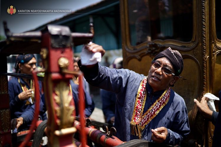 Potret Abdi Dalem yang bertugas melakukan Jamasan Pusaka berupa kereta milik Keraton Yogyakarta.