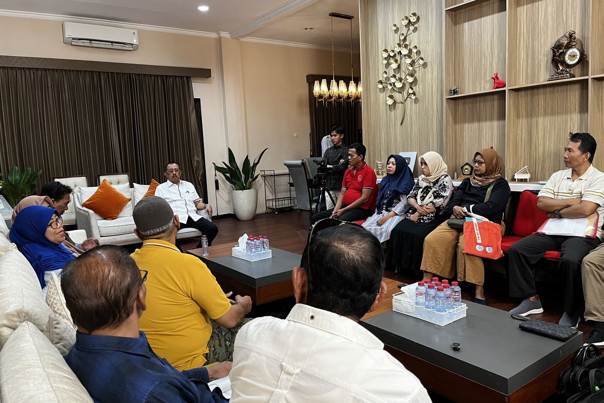 Wakil walikota Surabaya Armuji saat mendengarkan aduan warga di Rumah Aspirasi di Jalan Wali Kota Mustajab No. 78, Surabaya pada Selasa (24/6/2025).