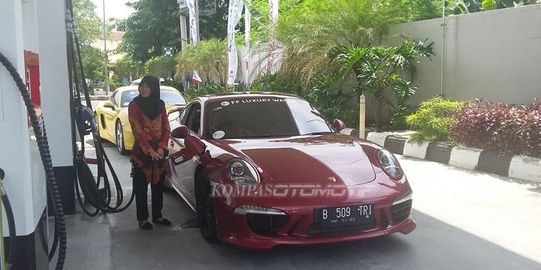 Komunitas Speedgonz ? Sports Cars Club Jakarta (SG Club) mengisi BBM di SPBU Pertamina di Cirebon.