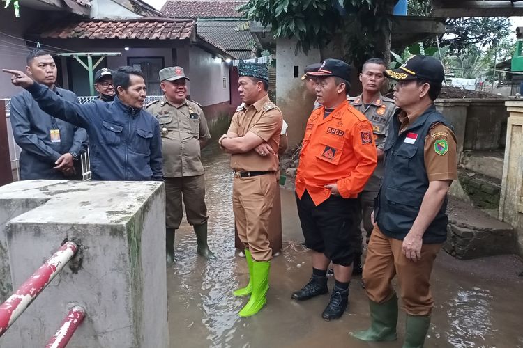 Bupati Bandung Dadang Supriatna berjanji akan bangun Danau Buatan untuk tangani banjir di wilayah Kampung Muara, Kelurahan Andir, Kecamatan Baleendah, Kabupaten Bandung, Jawa Barat.