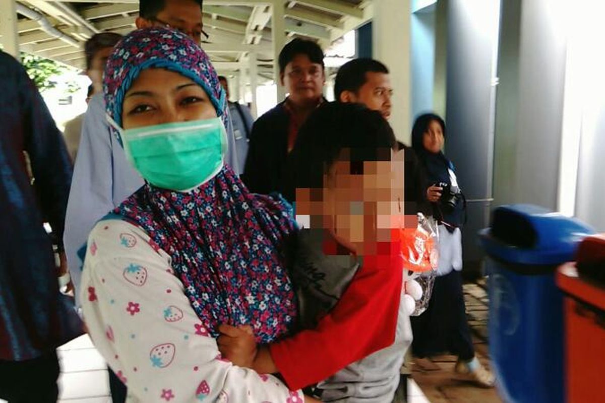 Risma Oktaviani (26) dan Dafa Ibnu Hafiz (2), ibu dan anak korban penyanderaan di angkot pulang dari RS Persahabatan, Jakarta Timur. Rabu (12/4/2017).
