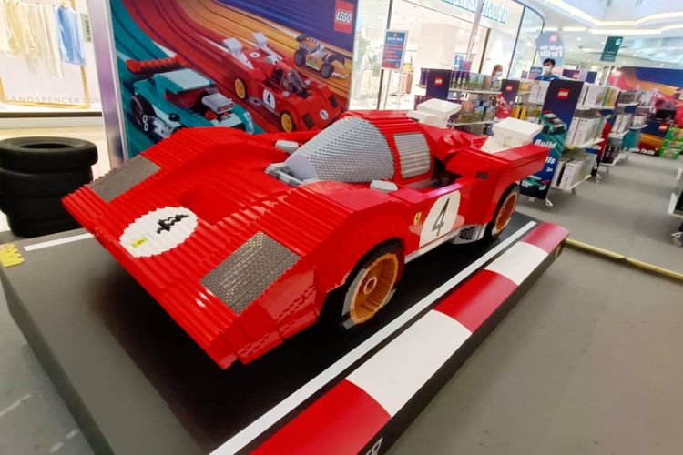 Replika Ferrari dari Lego di Central Park mal