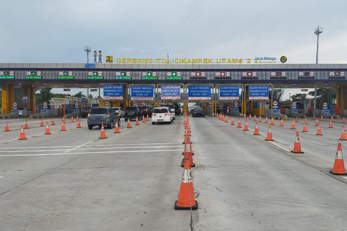 Situasi lalu lintas kendaraan yang melintas di Gerbang Tol (GT) Cikampek Utama 2