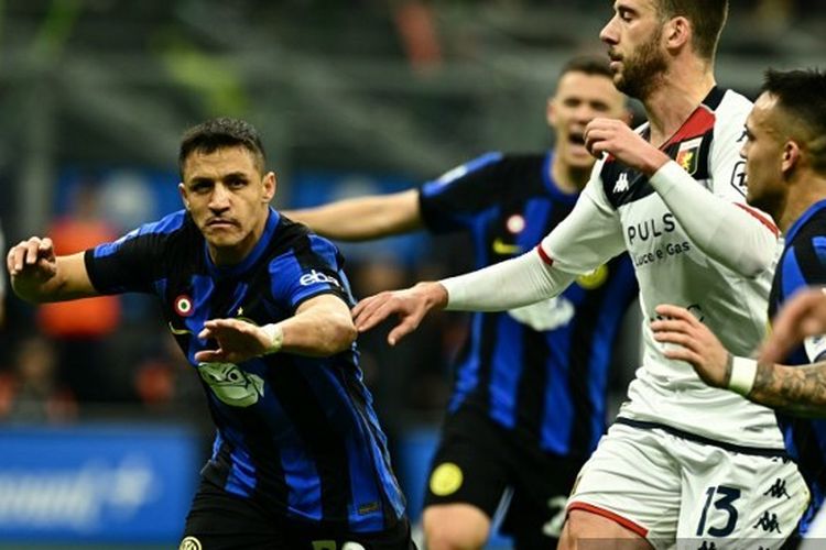 Penyerang Inter Milan, Alexis Sanchez (kiri), merayakan golnya setelah membobol gawang Genoa pada pertandingan lanjutan Serie A di Stadion San Siro, Senin (4/3/2024) atau Selasa dini hari WIB.