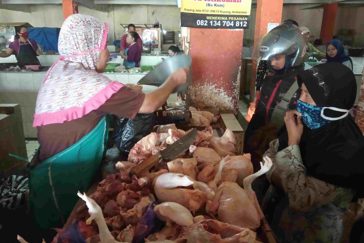 Pedagang daging ayam di Pasar Projo sepakat tidak berjualan karena harga melambung.
