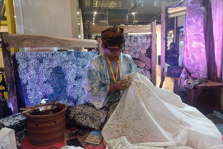Batik kreasi Alam Sari memanfaatkan bahan alami dan melibatkan petani dalam pemanfaatan lahan tumpang sari.