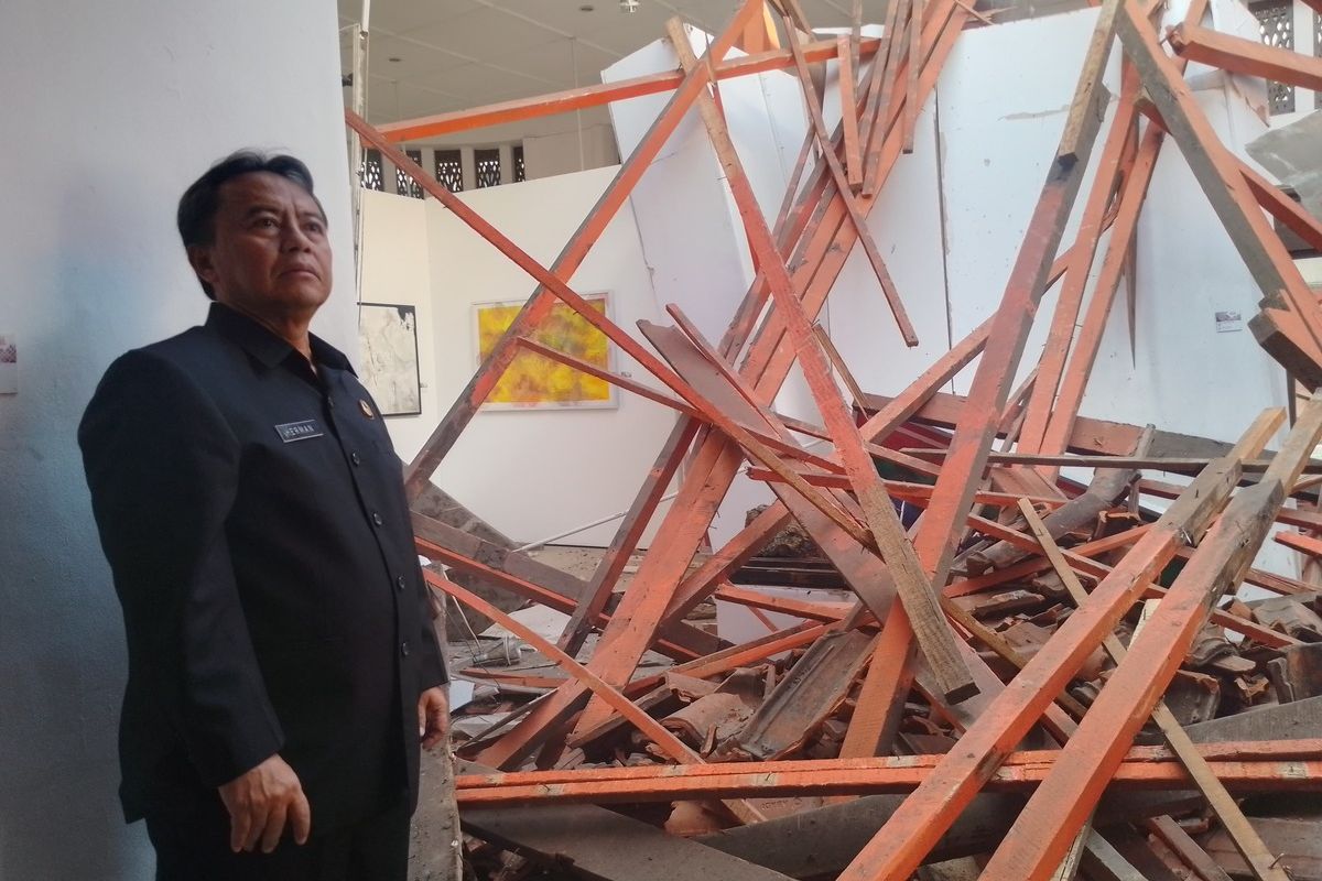 Sekretaris Daerah (Sekda) Provinsi Jawa Barat, Herman Suryatman saat meninjau atap Gedung YPK di Jalan Naripan, Kota Bandung yang ambruk, Selasa (29/10/2024)