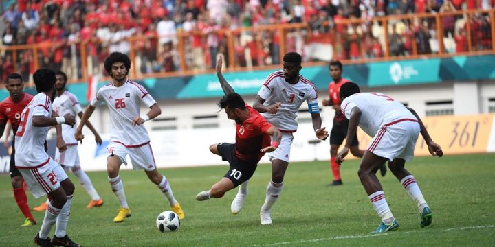 Timnas U-23 Indonesia berhadapan dengan Uni Emirat Arab pada babak 16 besar cabang sepak bola putra Asian Games 2018 di Stadion Wibawa Mukti, 24 Agustus 2018. 