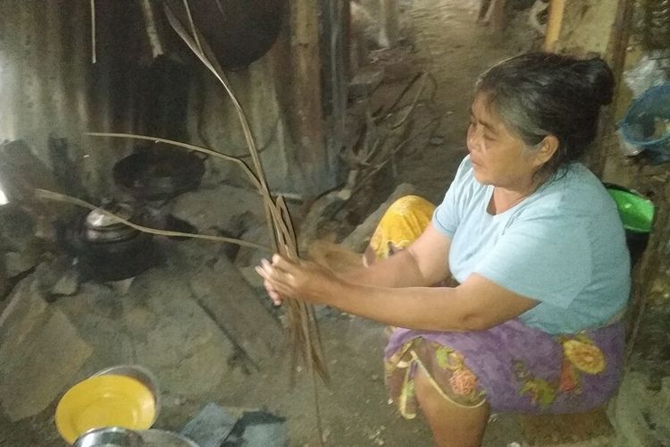 Kondisi rumah Halimah di tengah pematang sawah yang berada di dusun Selakan, Desa Sintung Lombok Tengah