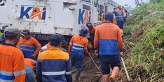 Perjalanan Kereta Terganggu akibat Longsor, KAI Kebut Pembersihan Rel Maswati–Sasaksaat