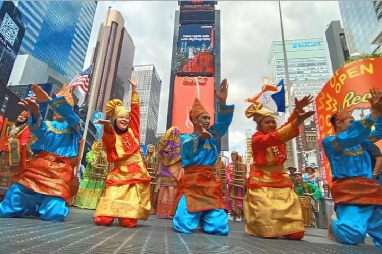 Flash mob angklung dan tarian tradisional oleh Tim Muhibah Angklung di Times Square, New York, Amerika Serikat, Rabu (06/07/2022).
