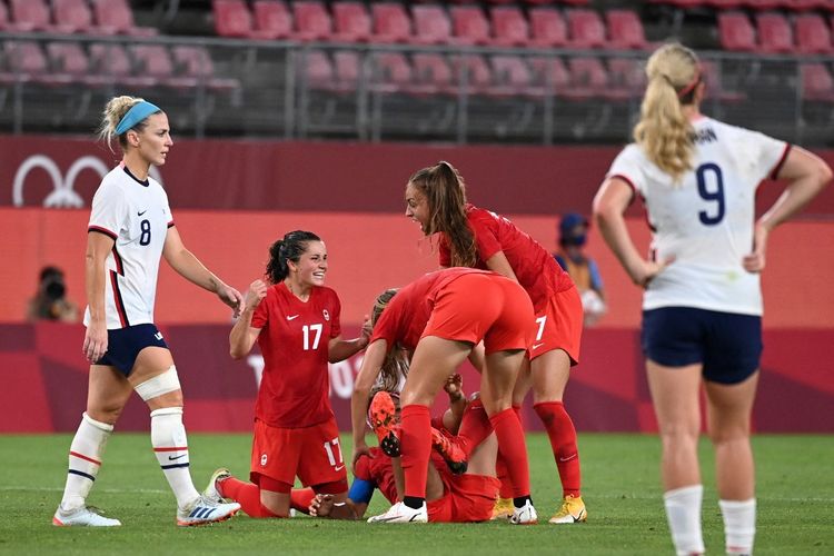 Timnas putri Kanada merayakan kemenangan atas Amerika Serikat pada semifinal sepak bola putri Olimpiade Tokyo 2020 di Ibaraki Kashima Stadium, Senin (2/8/2021).