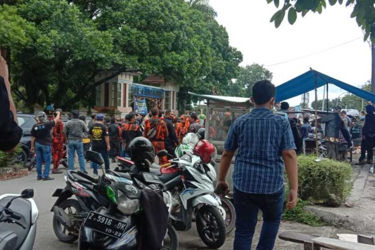 Para pedemo menolak pelaksanaan rapat pleno rekapitulasi suara Pilkada Tasikmalaya oleh KPU di Gedung Dakwah, Singaparna, Kabupaten Tasikmalaya, Selasa (15/12/2020).