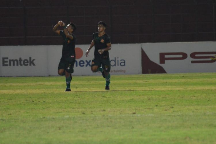 Pemain PS Tira #7, Ahmad Noviandani, melakukan selebrasi setelah membobol gawang Persela Lamongan pada lanjutan laga Liga 1 yang digelar di Stadion Sultan Agung, Bantul, Minggu (28/10/2018).