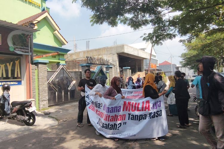 Puluhan Nasabah KSPPS BMT Dinar Mulia Berunjuk Rasa Tuntut Pencairan Simpanan
