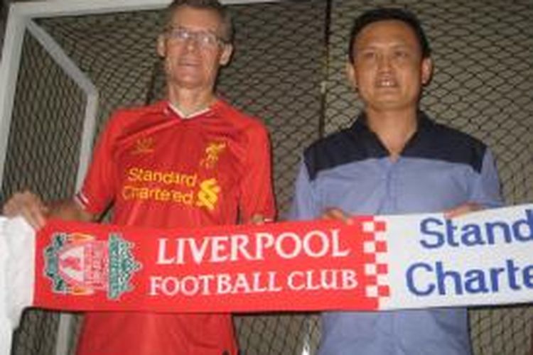 CEO Standard Chartered Indonesia Tom Aaker (kiri) dan mantan Asisten Pelatih Timnas Indonesia U-23 Yeyen Tumena (kanan) berfoto bersama saat jumpa pergelaran Lomba Futsal Tahunan Standard Chartered Trophy Indonesia (SCTI) 2014, Kamis (13/2/2013). Pada perhelatan kali ketiga ini, Yeyen Tumena akan memberikan coaching clinic kepada klub pemenang pertama sebelum menikmati hadiah bertandang ke kandang Liverpool di Anfield. SCTI 2014 akan diselenggarakan pada 15 dan 16 Maret 2014. 