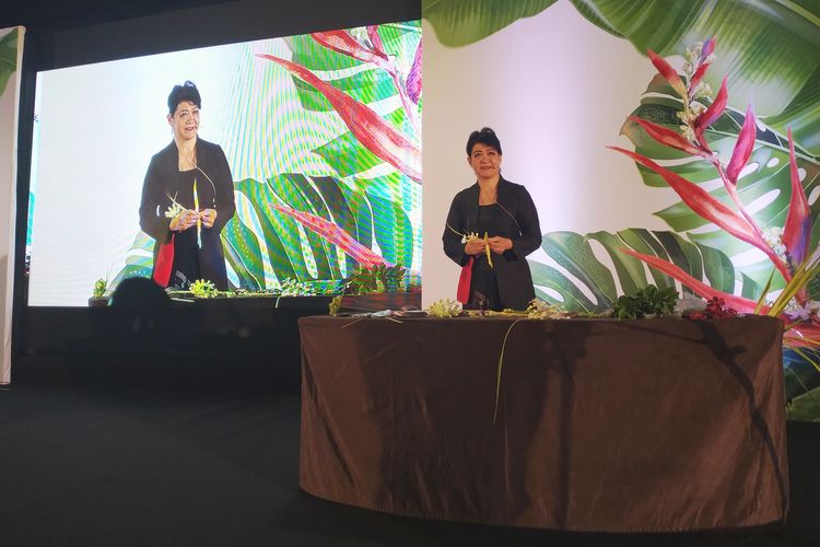 Workshop merangkai janur bersama Teresa Maria Ineke Turangan di event World Flower Council Summit Ke-36 di The Westin Hotel, Nusa Dua, Bali (22/9/2019).