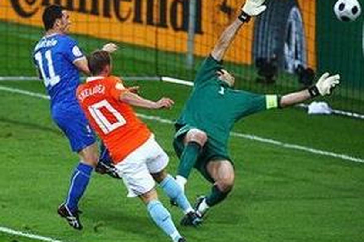Wesley Sneidjer (tengah) mencetak gol kedua bagi Belanda sekaligus membawa timnya unggul 2-0 atas Italia di penyisihan Grup C Piala Eropa 2008, Senin (9/6) waktu setempat. Gol ini menjadi hadiah ulang tahunnya yang ke-24 pada hari tersebut.