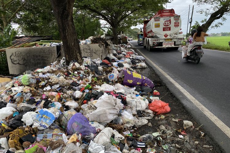 Pasca-Lebaran, Sampah Meluber hingga ke Bahu Jalan Raya Indramayu-Cirebon