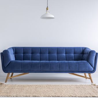 Ilustrasi sofa biru.