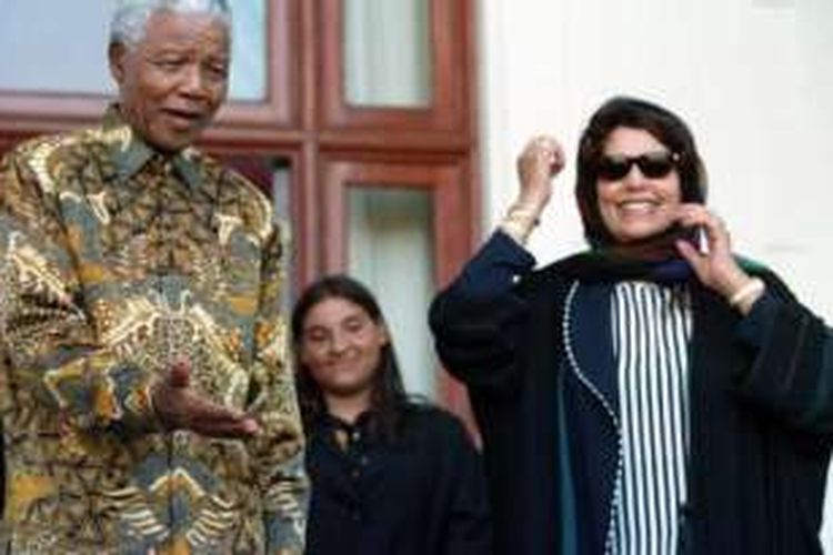 Safia Khadaffy dan Nelson Mandela di Cape Town, Afrika Selatan.