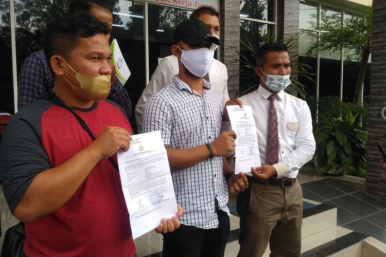 VA, RM dan kuasa hukumnya, Dongan Nauli Siagian menunjukkan bukti telah melapor ke SPKT Polda Sumut pada Senin (14/3/2022) sore.