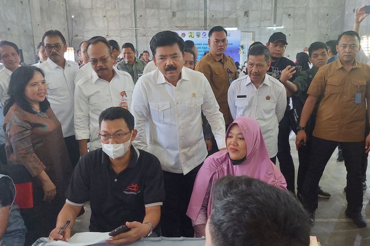 Menteri Agraria dan Tata Ruang/Kepala Badan Pertanahan Nasional (ATR/BPN), Hadi Tjahjanto berdiskusi dengan warga penerima ganti rugi tol