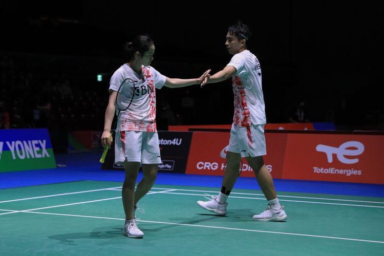 Ganda campuran Indonesia, Zachariah Josiahno Sumanti/Hediana Julimarbela, saat beraksi pada babak pertama BWF World Championship 2022 di Tokyo Metropolitan Gymnasium, Tokyo, Jepang, Selasa (23/8/2022).