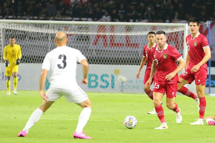 Penampilan gelandang Indonesia, Marc Klok, dalam laga persahabatan FIFA melawan Palestina di Stadion Gelora Bung Tomo, Rabu (14/6/2023).