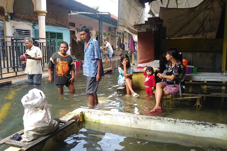 Warga Gang Subur Lama, Lingkungan 16 - 17, Kelurahan Kampung Baru, Kecamatan Medan Maimun menderita karena banjir tak kunjung surut sejak 1,5 bulan yang lalu. Puluhan rumah terendam dan sejumlah warga sudah mulai meninggalkan rumahnya.
