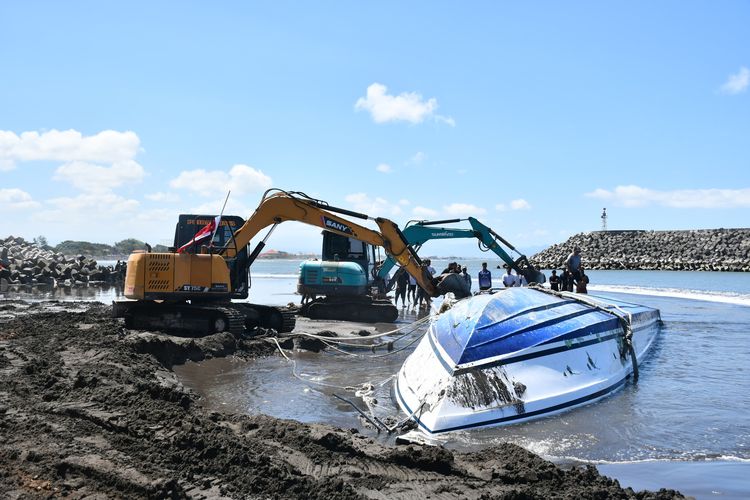 Tim SAR gabungan saat memberikan pertolongan terhadap fast boat yang terbalik di Pelabuhan Sanur, Denpasar, Selasa (5/8/2025). 