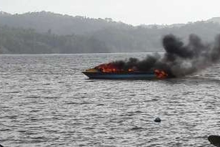 Speedboat milik Badan Pemberdayaan Masyarakat Perempuan Pemerintah Desa (BPMPPD) Pemerintah Daerah Kabupaten Pulau Taliabu, Maluku Utara tiba-tiba meledak saat berlabuh, Kamis (8/9/2016)