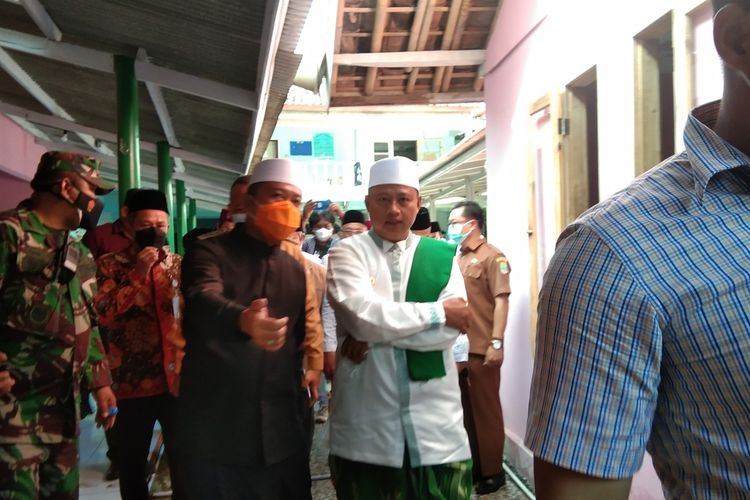 Wakil Gubernur Jawa Barat Uu Ruzhanul Ulum saat mengunjungi dan menyerahkan bantuan ke Pesantren Miftahul Khoirot, Selasa (22/2/2022).