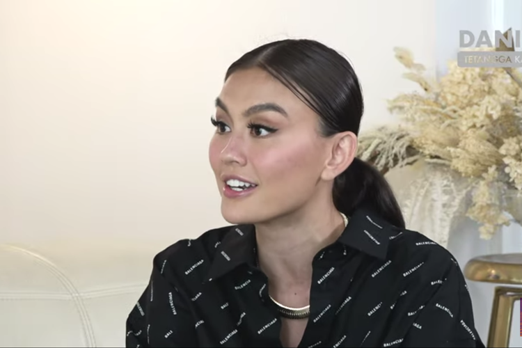 Penyanyi Agnez Mo di kanal YouTube Daniel Mananta Network.