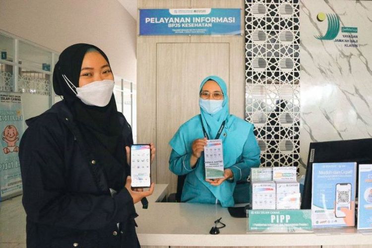 Inayah Nur Isnaini (kiri), peserta BPJS Kesehatan asal Kabupaten Klaten, Jawa Tengah, yang telah merasakan berbagai manfaat dari kehadiran aplikasi Mobile JKN.