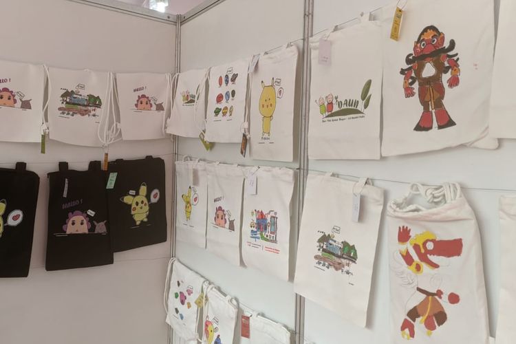 Merchandise resmi ASEAN Para Games 2022 berupa totebag yang gambarnya merupakan lukisan karya para siswa SLB Mandiri Putra.