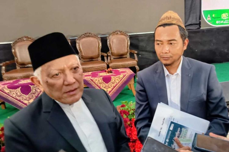 KH. Abdul Hakim Mahfudz atau Gus Kikin, Pengasuh Pesantren Tebuireng, sekaligus Ketua PWNU Jawa Timur, saat dimintai tanggapan terkait polemik yang terjadi di PBNU, Sabtu (13/12/2025).