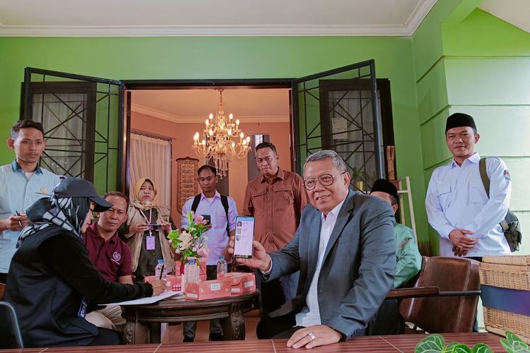 Wali Kota Tangerang Selatan Benyamin Davnie meminta agar pihak Dinas Kesehatan dan Dinas Ketenagakerjaan Tangerang Selatan dapat membantu menyelesaikan permasalah upah atau gaji pegawai yang tersendat di bayar oleh pihak Rumah Sakit Ichsan Medical Centre (IMC) Bintaro, Senin (13/2/2023).