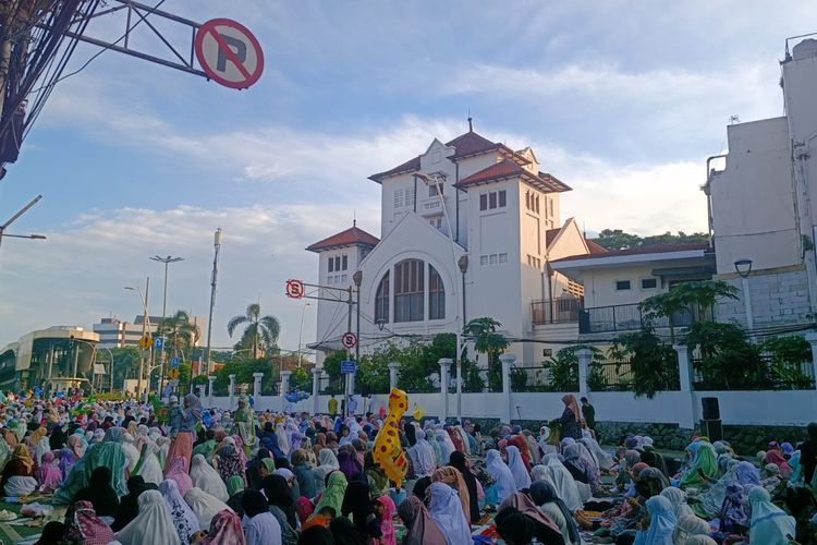Kegiatan shalat Ied di depan GPIB Koinonia, Jatinegara, Jakarta Timur, Rabu (10/4/2024).