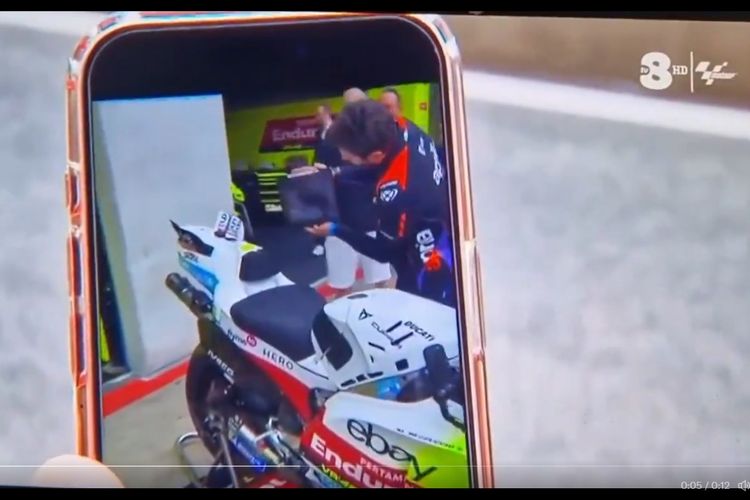 Mekanik Aprilia merekam motor Ducati Desmosedici GP23 milik Marco Bezzecchi dari dekat dan memicu kemarahan dari pihak Ducati