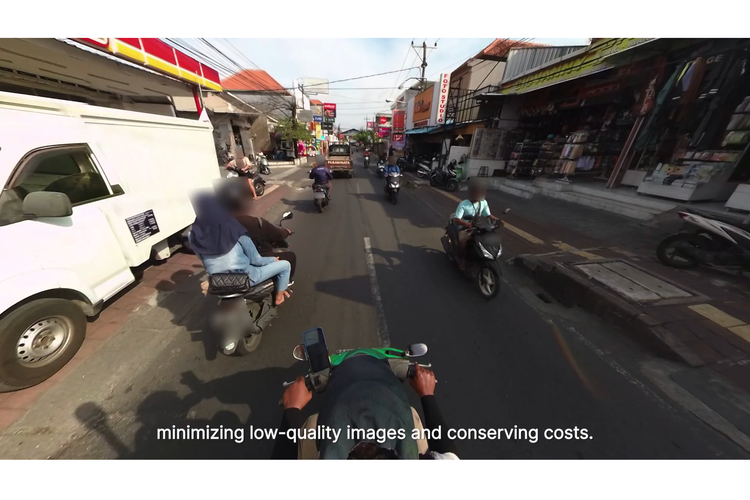 Grab menerapkan pengaburan otomatis pada elemen sensitif. Wajah orang, plat nomor kendaraan, dan objek lain yang berpotensi mengandung data pribadi akan diblur secara otomatis. 