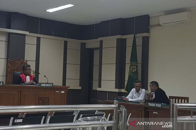 Mantan Kepala Bank Jateng Cabang Ambarawa, Kabupaten Semarang, Agus Yulianto, berkonsultasi dengan penasihat hukumnya dalam sidang di Pengadilan Tipikor Semarang, Rabu (22/5/2019).