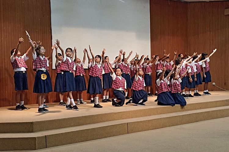 Siswa SD Kanisius Sorowajan Bantul DIY saat tampil pada lomba paduan suara di Penerbit dan Percetakan Kanisius Yogyakarta, Minggu (21/5/2023).