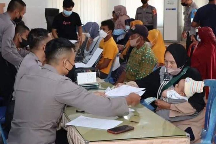 Proses penerimaan bantuan di Polres Sumbawa